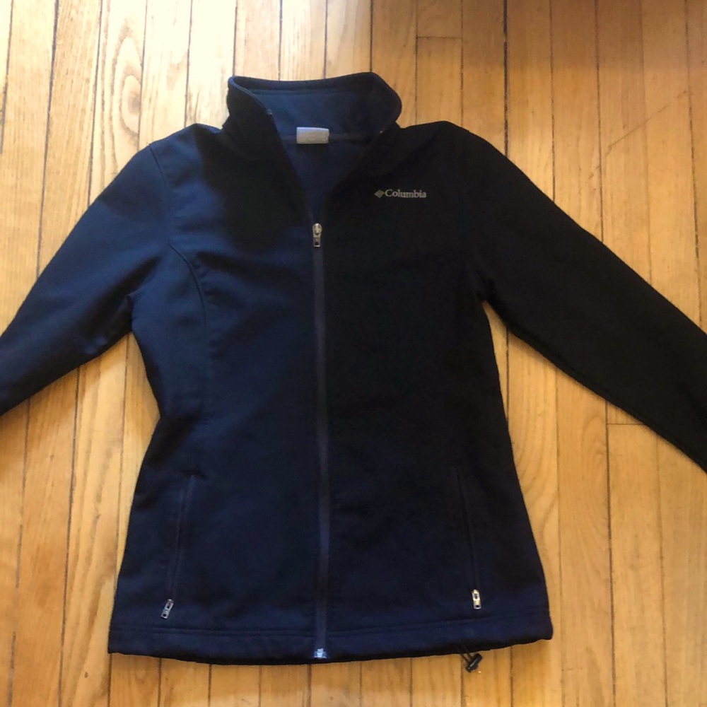Women’s size medium. Black Columbia zip up